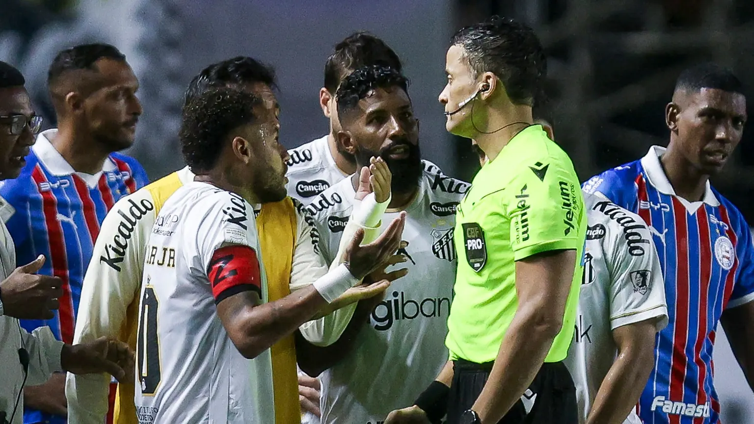 صورة مرافقة للخبر: فيديو: قانون فينيسيوس يورط نيمار في الدوري البرازيلي
