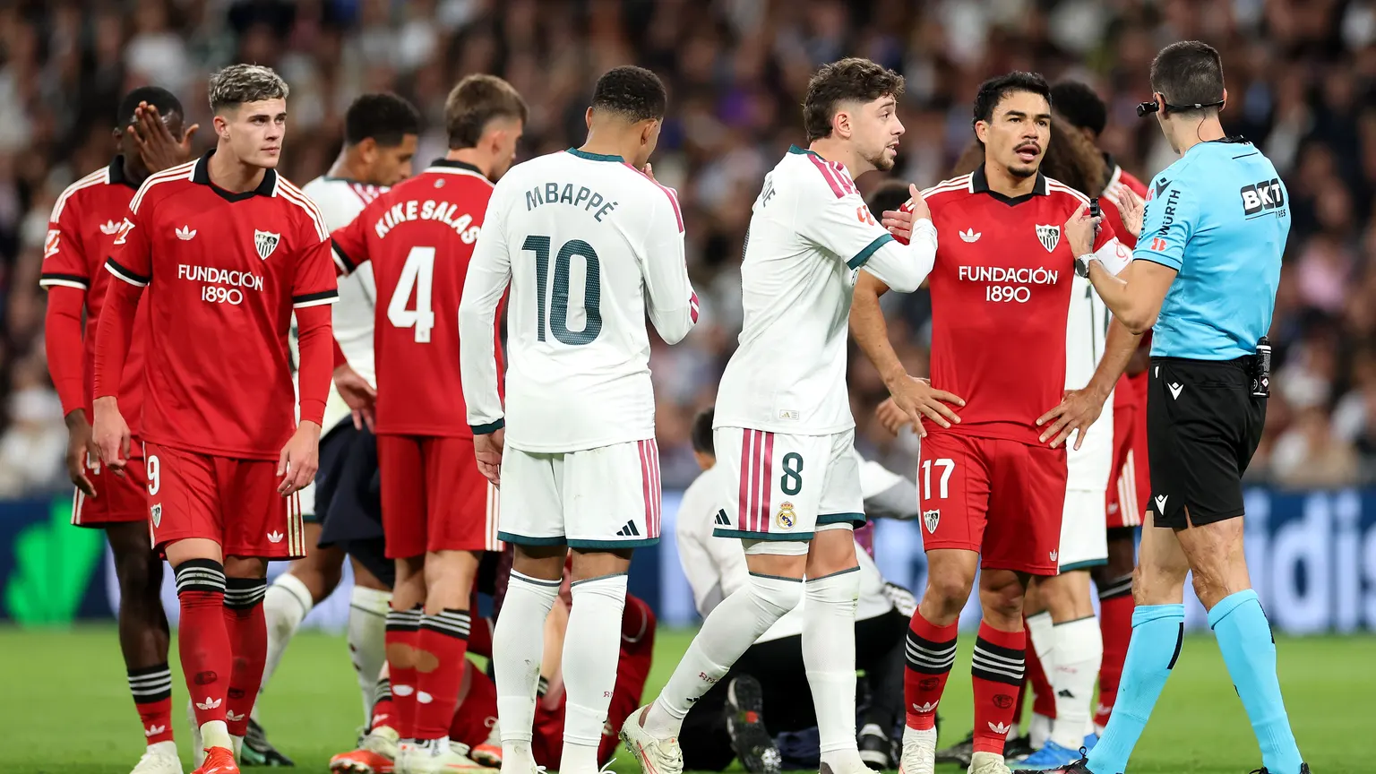 صورة مرافقة للخبر: "هل أُخفيت لقطات واقعة جولر مع لاعب إشبيلية؟".. رابطة الليجا تخرج عن صمتها