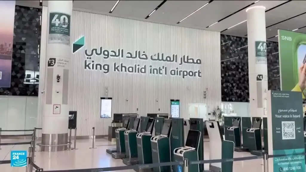 صورة مرافقة للخبر: ماذا نعرف عما خلفته ضربات الحوثيون على مطار الرياض؟