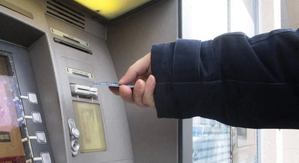 صورة مرافقة للخبر: استلام بطاقة بنكية مسروقة والاحتيال: توقيف رجلين في أورياك