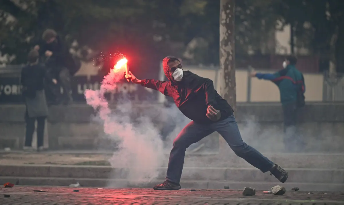 Image accompanying: Demonstrations backing France’s protesting students gather strength