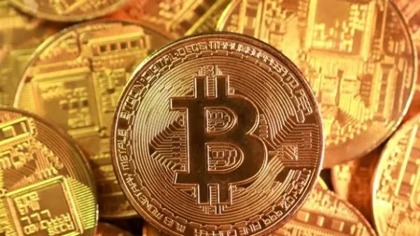 صورة مرافقة للخبر: بيتكوين تتماسك فوق 81.5 ألف دولار وسط إشارات متباينة للسوق