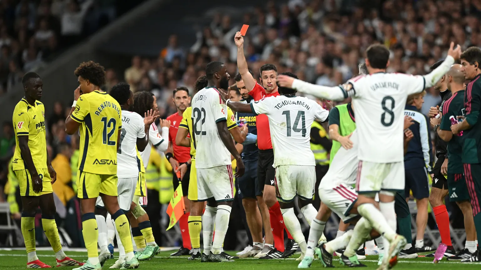 صورة مرافقة للخبر: أسطورة ريال مدريد يبرئ فينيسيوس: "لم يبصق"!