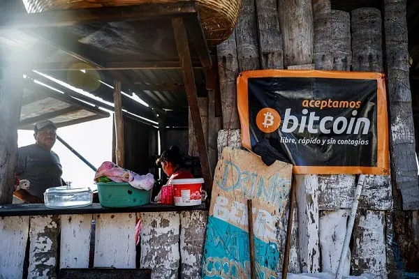 صورة مرافقة للخبر: بيتكوين يكسر نطاق التوزيع تحت المتوسطات الكبرى: مستويات مباشرة