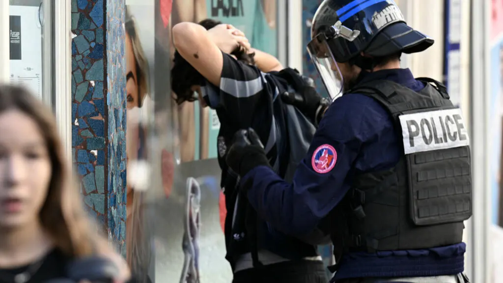 صورة مرافقة للخبر: احتجاجات طلاب الثانويات في فرنسا: أكثر من 6500 موقوف... من هم؟ وما التهم الموجهة إليهم؟