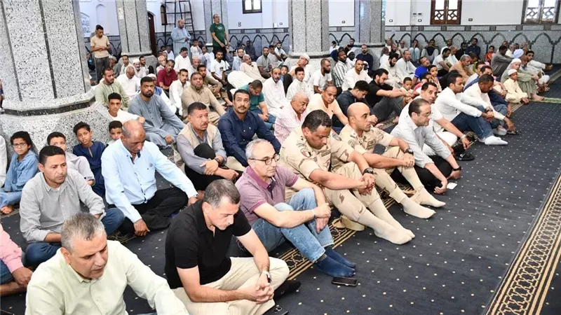 صورة مرافقة للخبر: عقب صلاة الجمعة بمسجد أبو شوك.. محافظ أسوان يستمع لشكاوى المواطنين ويوجه بسرعة دراستها