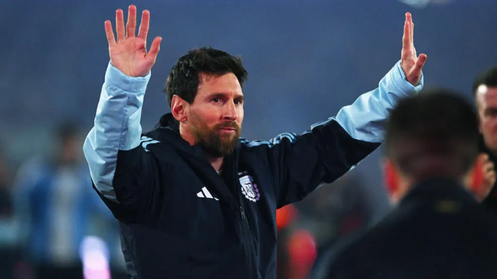 صورة مرافقة للخبر: ميسي يودع المنتخب الأرجنتيني بعد مسيرة دولية استمرت 21 عاما