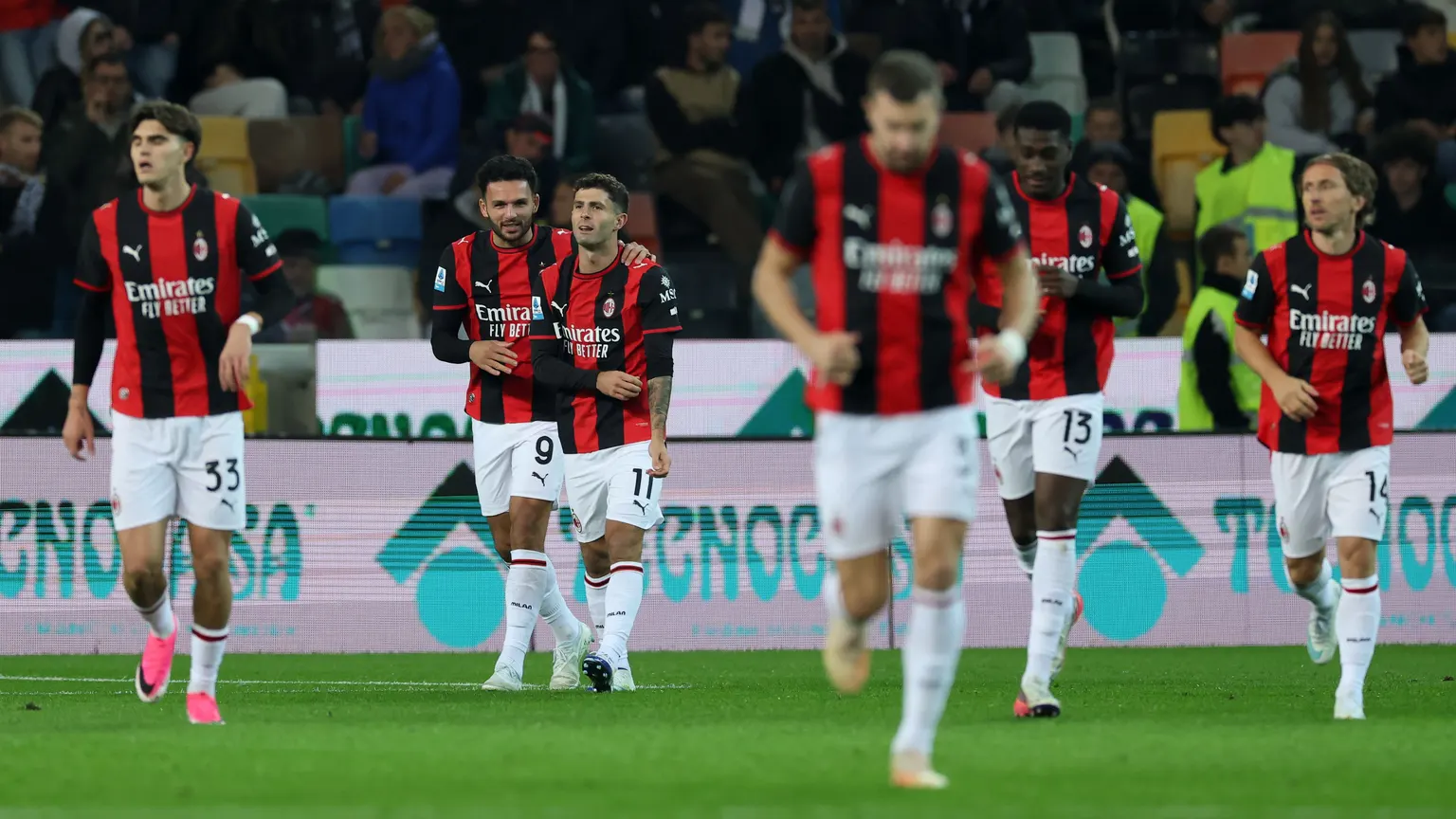 صورة مرافقة للخبر: بالفيديو: ميلان يوجه ضربة جديدة لمنافسيه ويشعل صراع القمة في الدوري الإيطالي