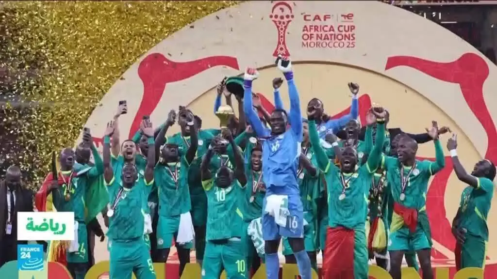 صورة مرافقة للخبر: لمن ستمنح محكمة التحكيم الرياضي كأس أمم أفريقيا 2025 للمغرب أم للسنغال؟
