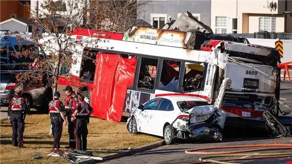 صورة مرافقة للخبر: النار التهمت إحداهما: مصرع وإصابة 16 شخصا في تصادم حافلتين للنقل العام بكندا