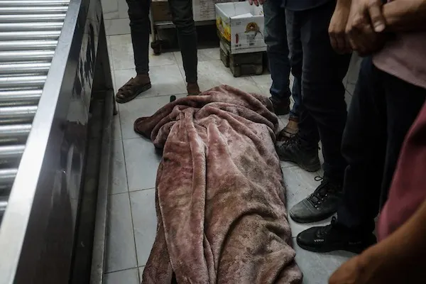 صورة مرافقة للخبر: الاحتلال يقتل 15 مواطنا بينهم زوجان و4 أطفال في غزة بالتزامن مع قيود على المعابر تهدد بعودة المجاعة