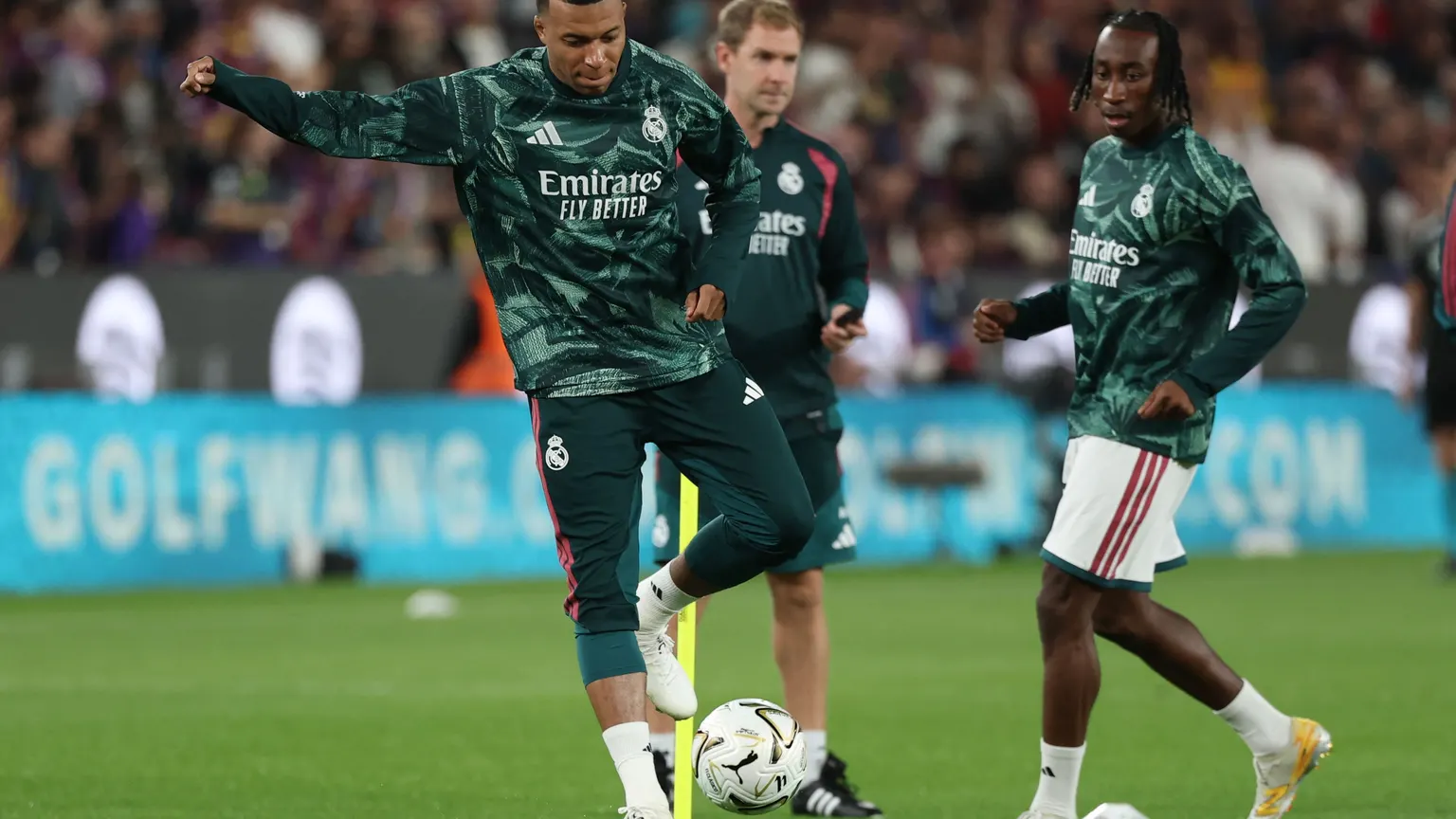 صورة مرافقة للخبر: صافرات الغضب تستقبل ريال مدريد في كامب نو قبل انطلاق الكلاسيكو