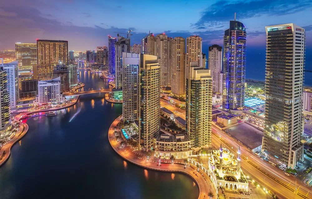 صورة مرافقة للخبر: اقتصاد الإمارات ينمو 0.4% في النصف الأول مع توسع القطاعات غير النفطية