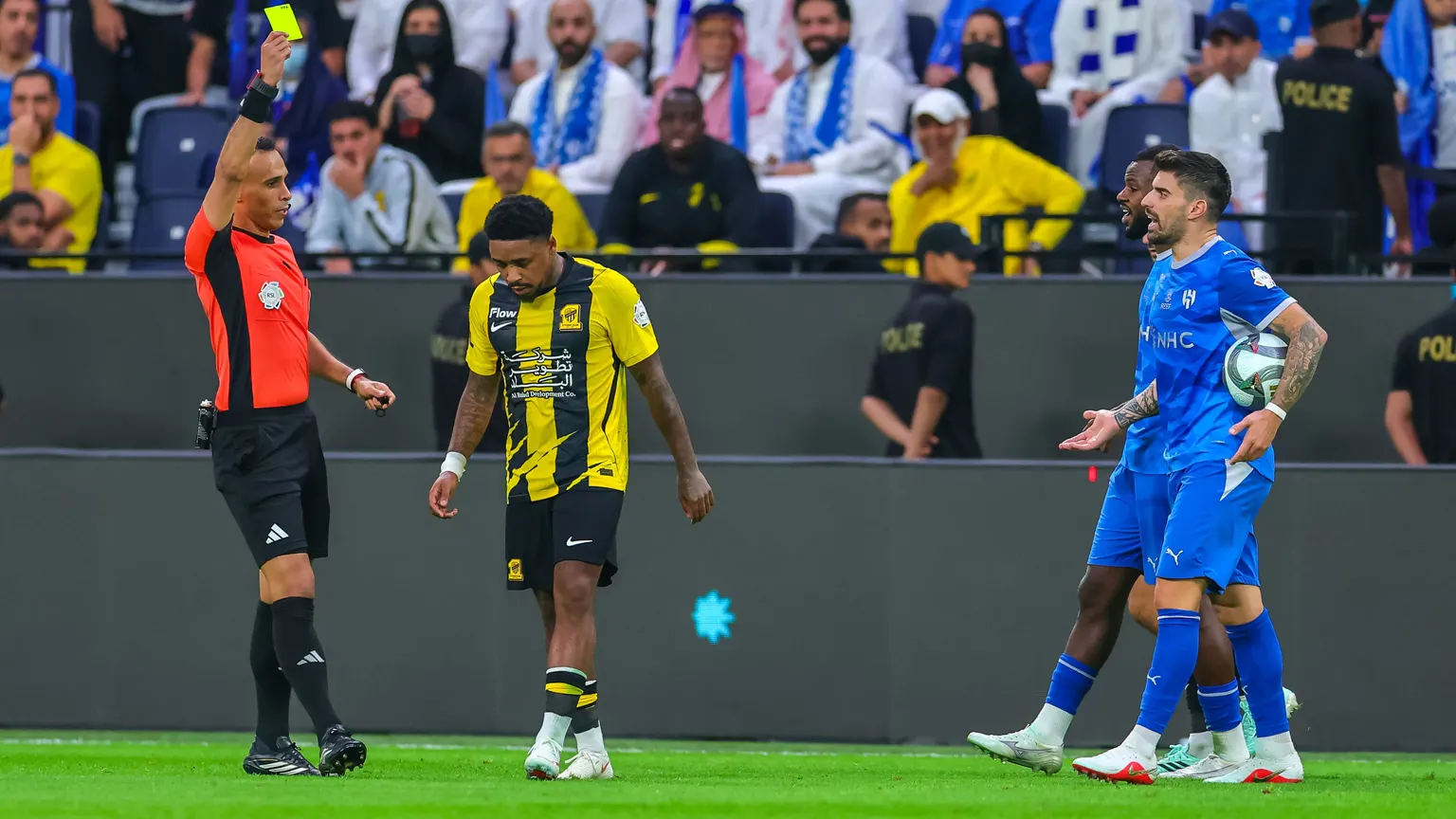 صورة مرافقة للخبر: فيديو: فوضى عارمة.. اشتباكات وتدخل أمني في ختام قمة الهلال والاتحاد