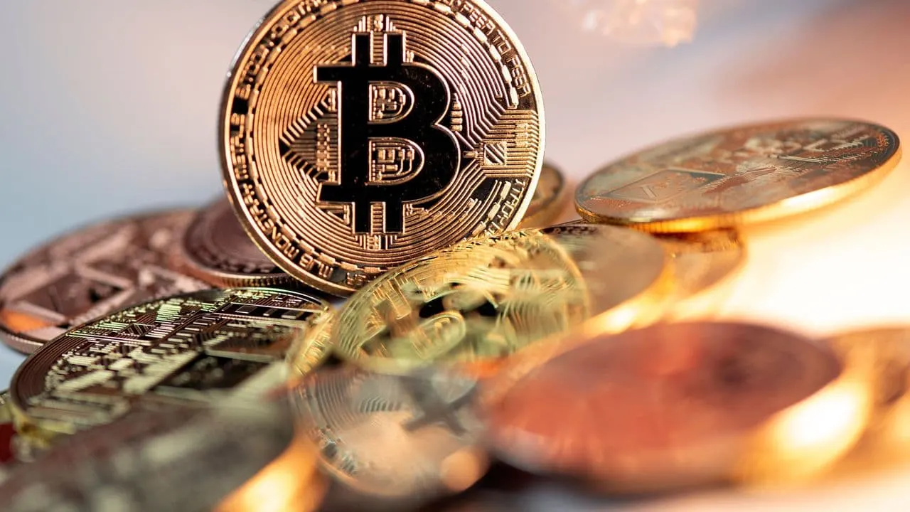 صورة مرافقة للخبر: بيتكوين تختبر نقطة التعادل لمتوسط المشترين مع تعارض تدفقات صناديق المؤشرات بالخروج وشراء وول ستريت