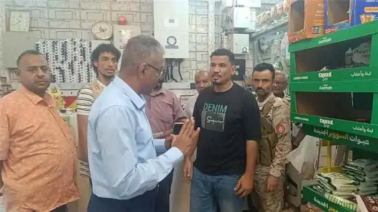 صورة مرافقة للخبر: مدير عام مديرية المعلا ومكتب التجارة يضبطون مواد غذائية منتهية الصلاحية