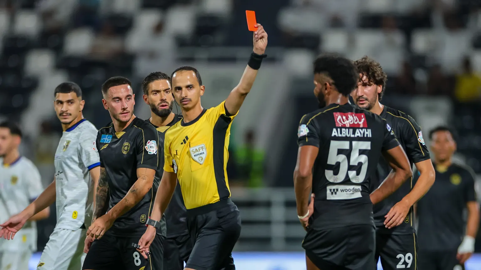 صورة مرافقة للخبر: فيديو: علي البليهي يدخل تاريخ دوري روشن بطرد صادم!