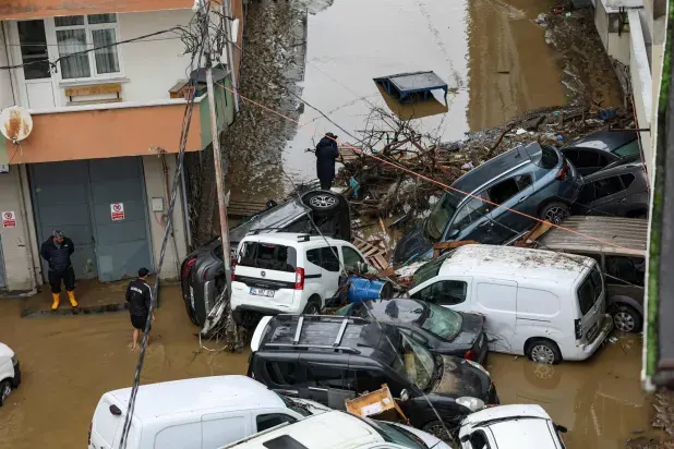 Image accompanying: Heavy Rain Shuts Down Istanbul, Causing Flooding and 3 Deaths