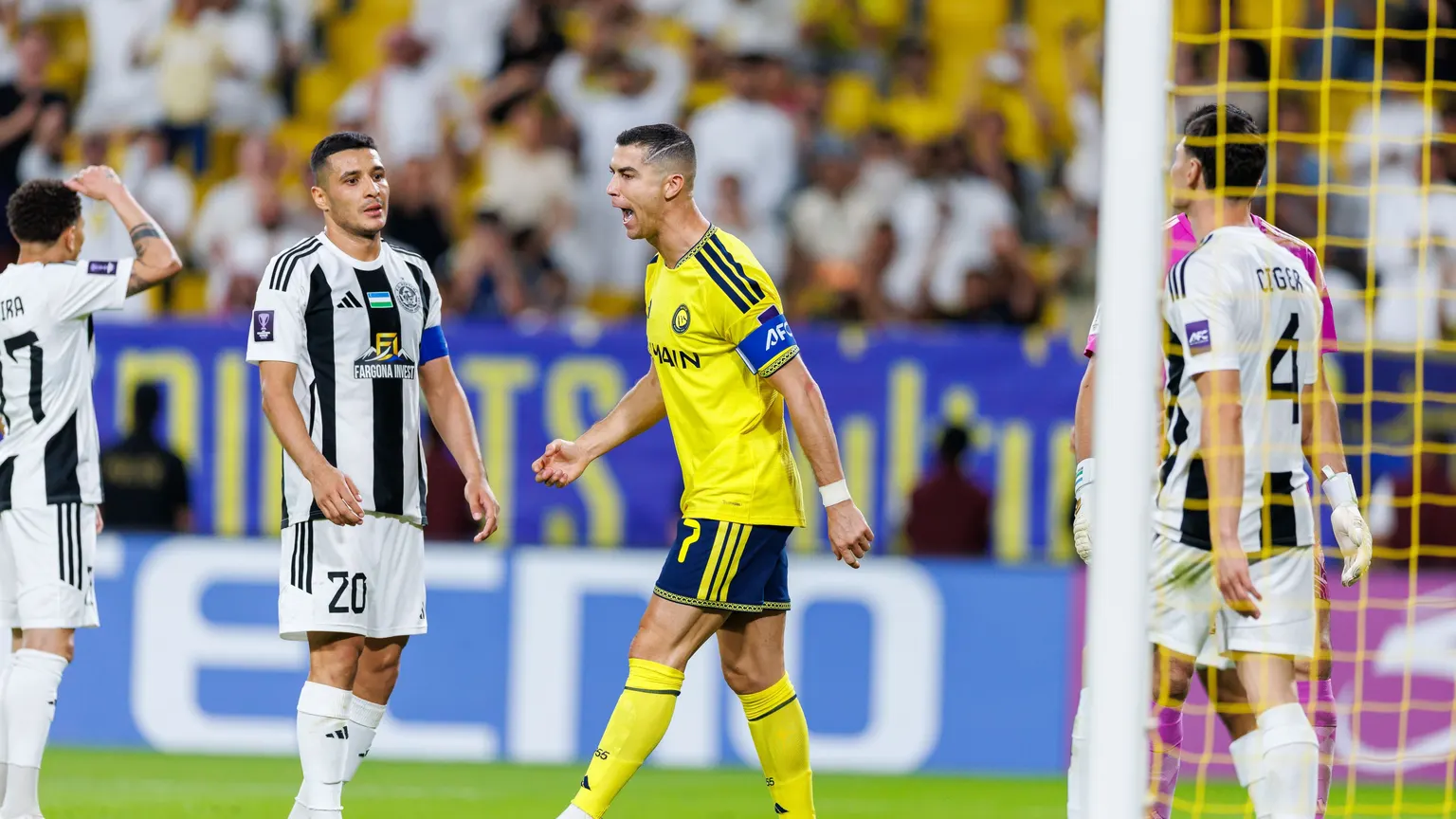 صورة مرافقة للخبر: فيديو: رونالدو يهدر ركلة غريبة.. ويخرس جماهير النصر!