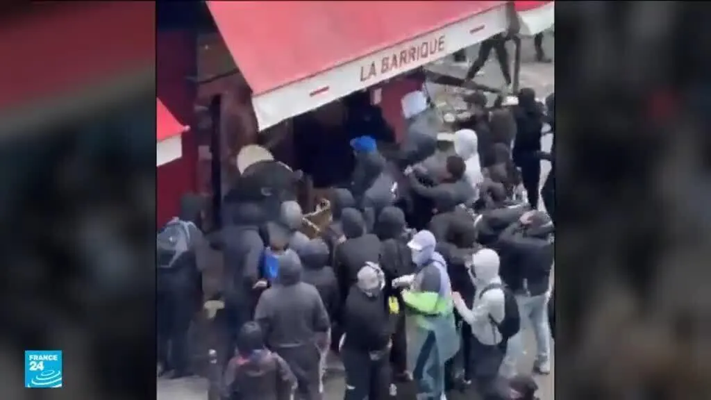 صورة مرافقة للخبر: شقاء العمر يتحول إلى رماد.. أصحاب المتاجر في فرنسا يواجهون آثار النهب والدمار