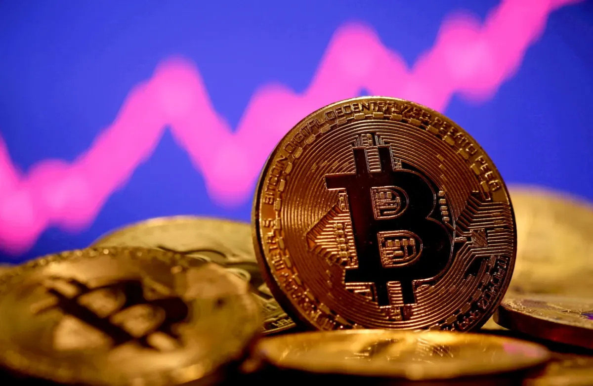 صورة مرافقة للخبر: سعر بيتكوين يتجاوز 82 ألف دولار مع تراجع النفط وتحسن شهية المخاطرة