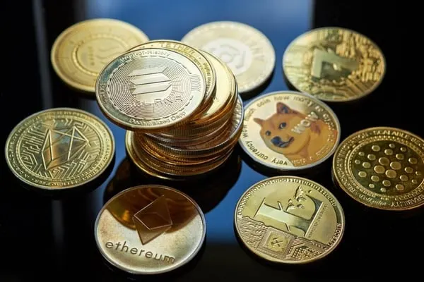 صورة مرافقة للخبر: بيتكوين وإيثيريوم وإكس آر بي ودوجيكوين ترتفع 2% قبيل عطلة نهاية الأسبوع: سيناريوهان يستحقان المتابعة