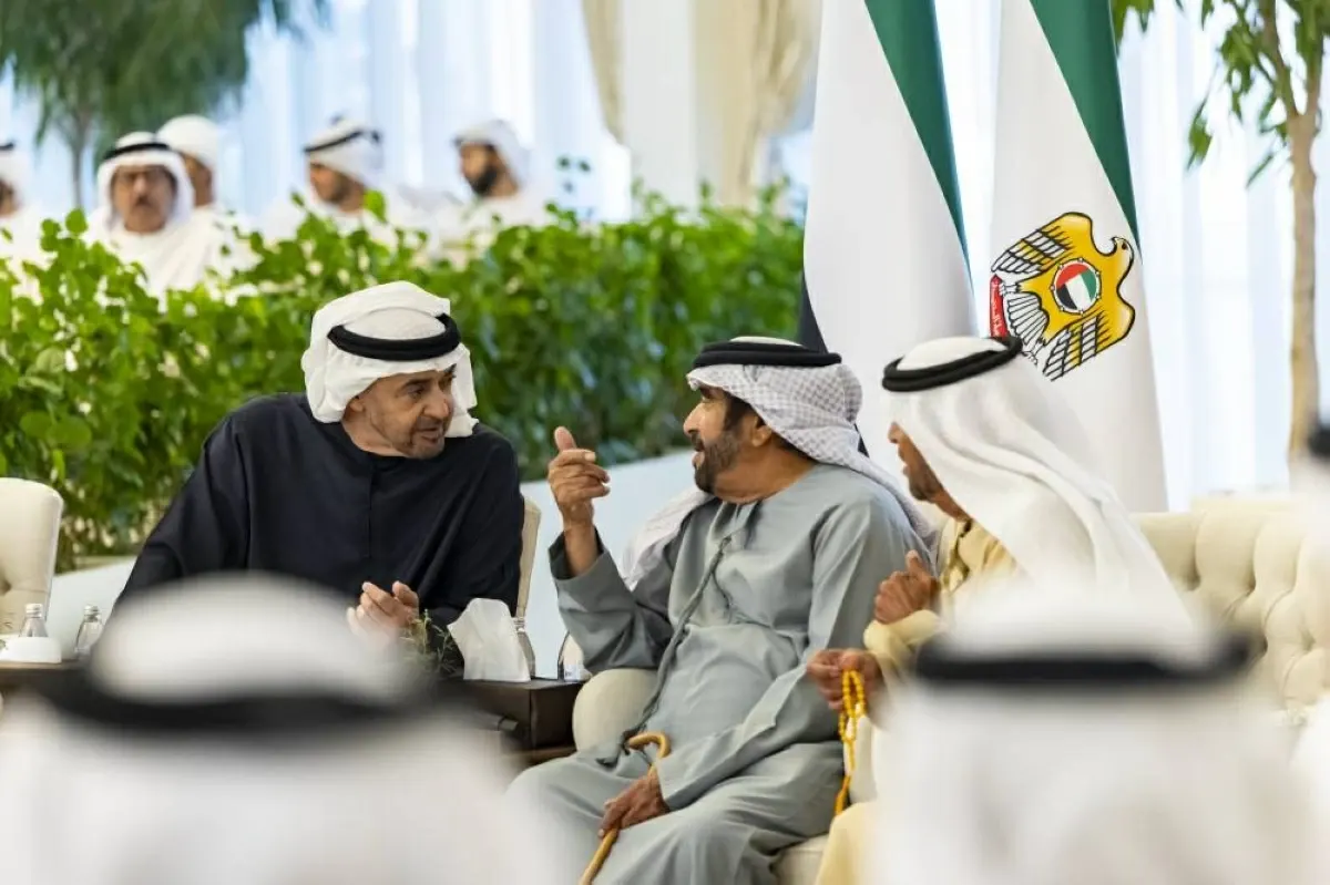 صورة مرافقة للخبر: محمد بن زايد يستقبل الشيوخ وجموع المواطنين