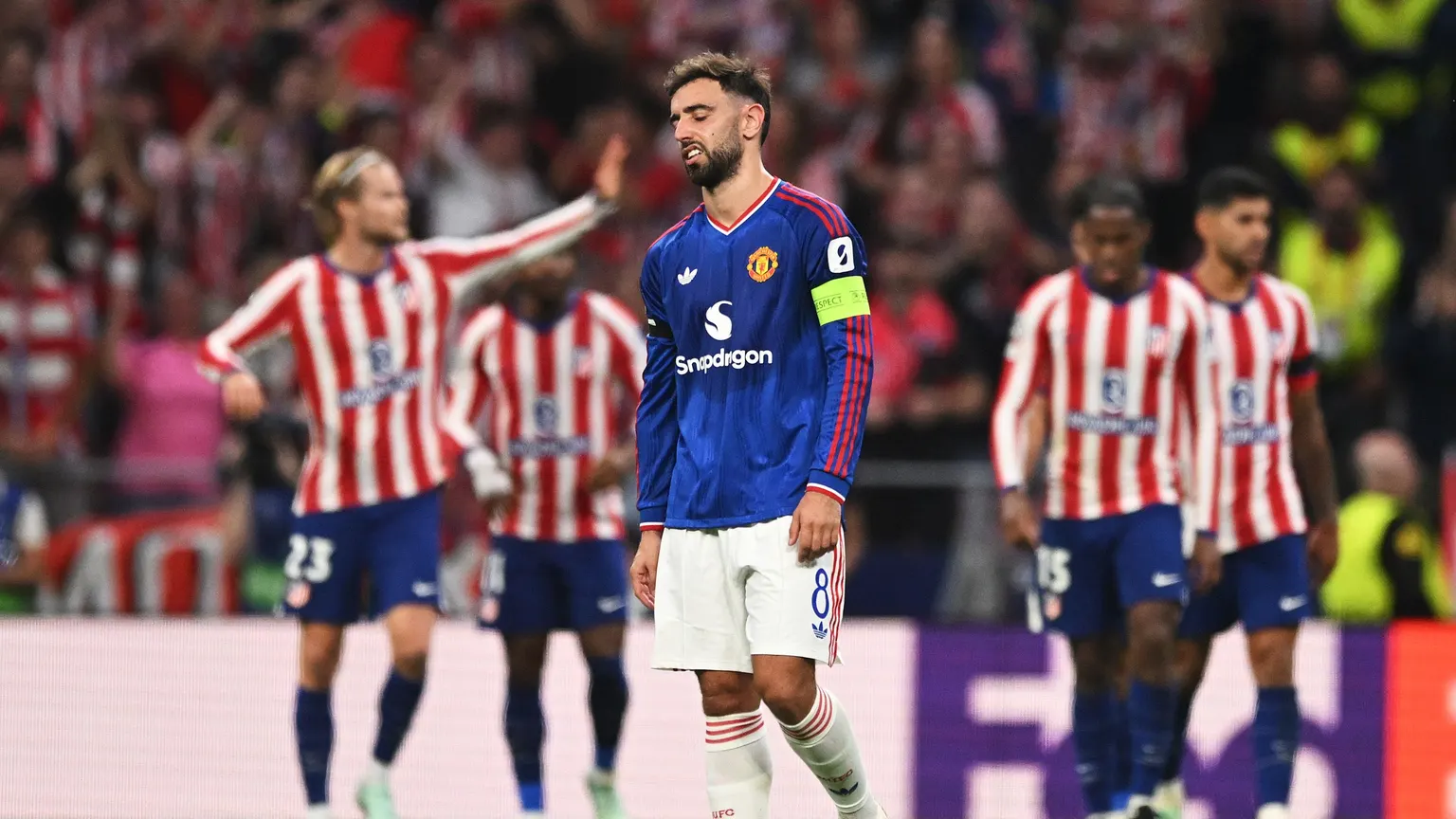 صورة مرافقة للخبر: بالفيديو: كسر العقدة أخيرًا.. أتلتيكو مدريد يُسقط 10 لاعبين من مانشستر يونايتد ويزيد معاناة كاريك