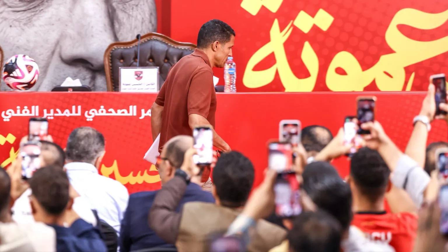 صورة مرافقة للخبر: هل يرحل عموتة حال خسارة القمة؟ الأهلي يحدد موقفه