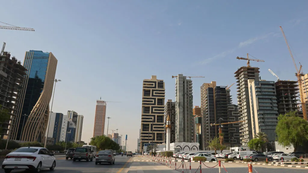 صورة مرافقة للخبر: الحوثيون يهددون بالرد على أي تدخل أمريكي لدعم السعودية ويعلنون استهداف مطار الرياض مجددا