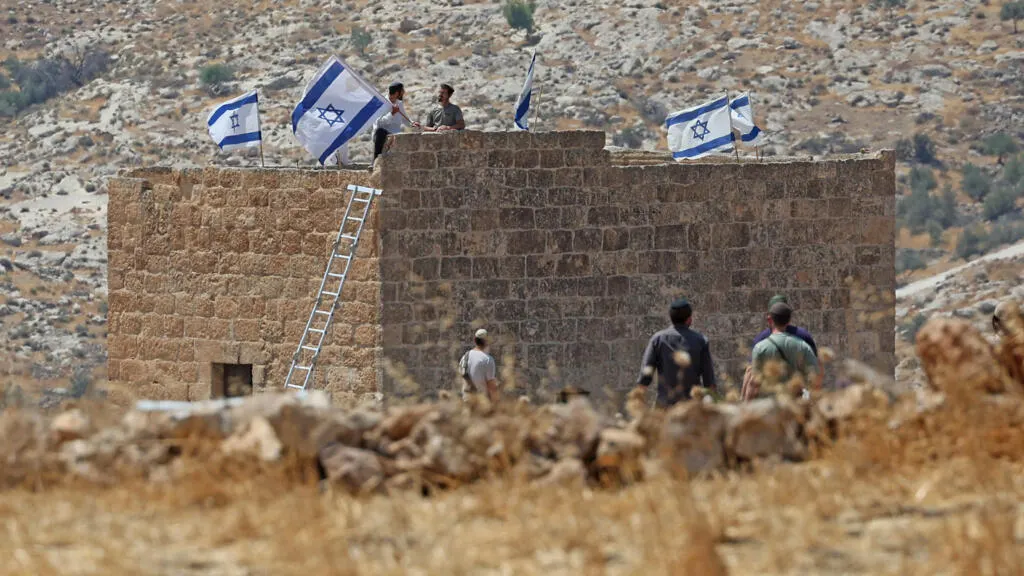 صورة مرافقة للخبر: عشرات المستوطنين الملثمين يهاجمون قرية فلسطينية بالضفة الغربية المحتلة ويحرقون أشجار الزيتون