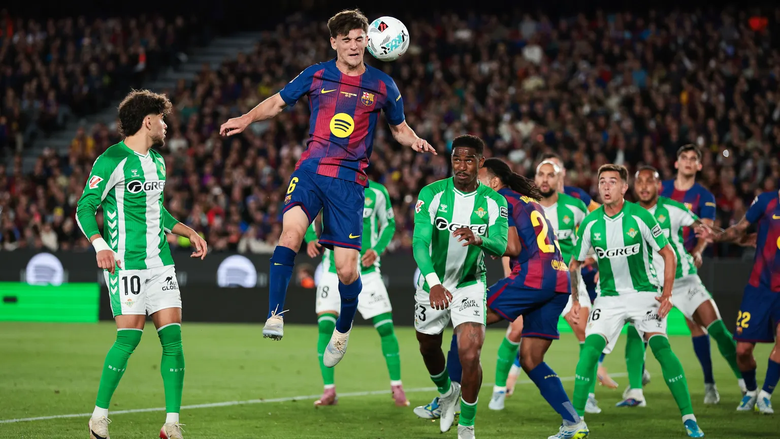 صورة مرافقة للخبر: برشلونة يطارد إنجاز ريال مدريد أمام بيتيس.. ويامال يكتب التاريخ في الليجا