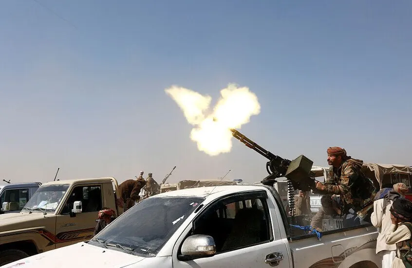 صورة مرافقة للخبر: القوات اليمنية تعلن “دحر” الحوثيين من مناطق واسعة ومواقع استراتيجية في ثاني يوم من “فجر اليمن”