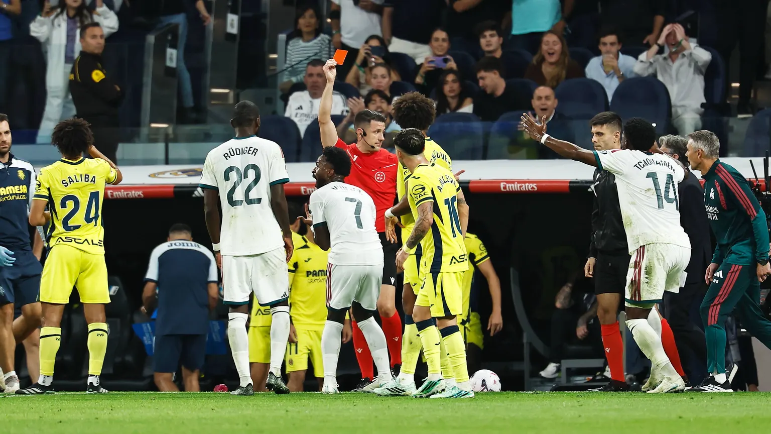 صورة مرافقة للخبر: "عمل قبيح وقذر".. لاعب برشلونة السابق يفتح النار على فينيسيوس