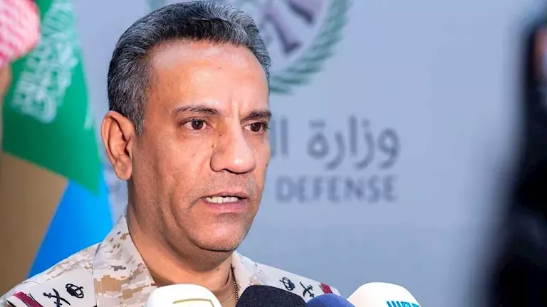 صورة مرافقة للخبر: التحالف: 17 وفاة وأكثر من 330 مصابًا بهجمات الحوثيين على مطار الملك خالد الدولي