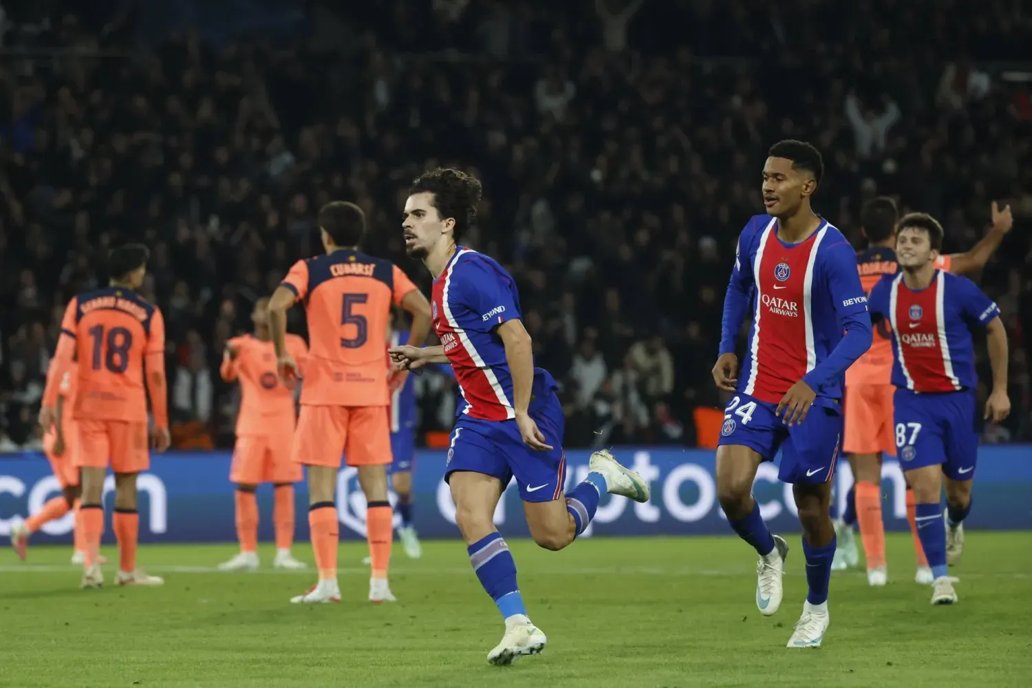 صورة مرافقة للخبر: باريس سان جيرمان يواصل تفوقه على برشلونة ويهزمه برباعية في دوري أبطال أوروبا
