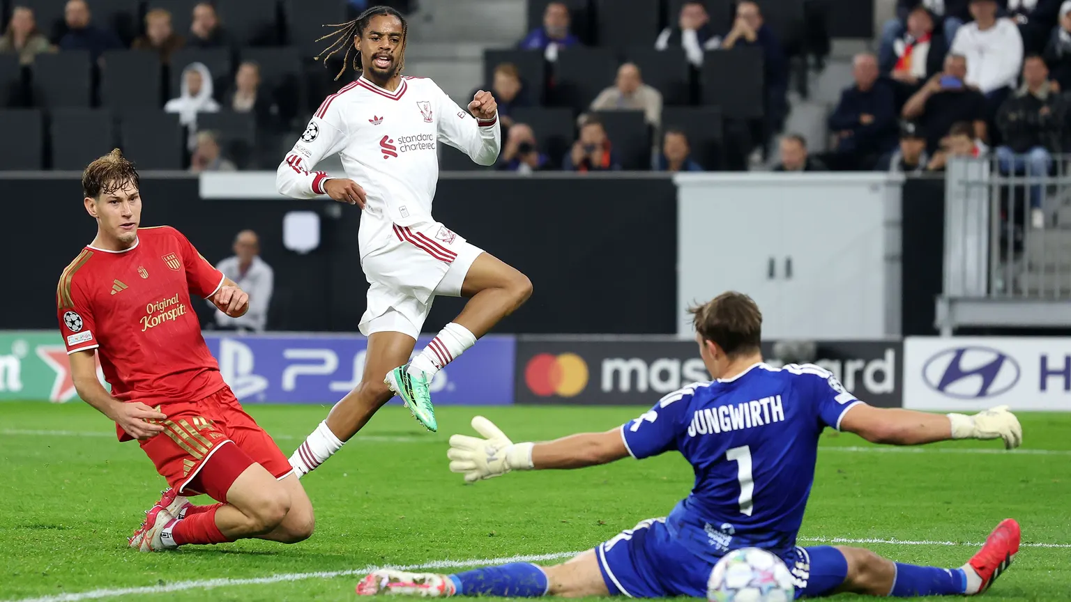 صورة مرافقة للخبر: بالفيديو.. أراوخو وباركولا يفتتحان سجل التهديف مع ليفربول في دوري الأبطال