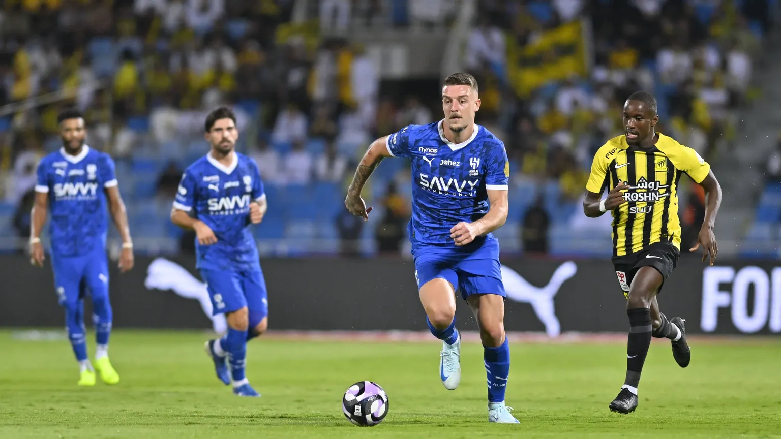 صورة مرافقة للخبر: ما القنوات الناقلة لمباراة الهلال والاتحاد في دوري روشن السعودي 2026-2027؟ وكيف تشاهدها عبر الإنترنت؟