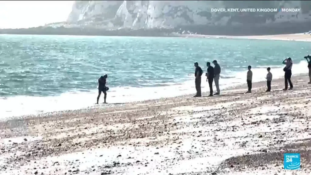 صورة مرافقة للخبر: مغامر بريطاني يعود إلى أرض المملكة المتحدة بعد رحلة حول العالم استغرقت 28 عاماً سيراً على الأقدام