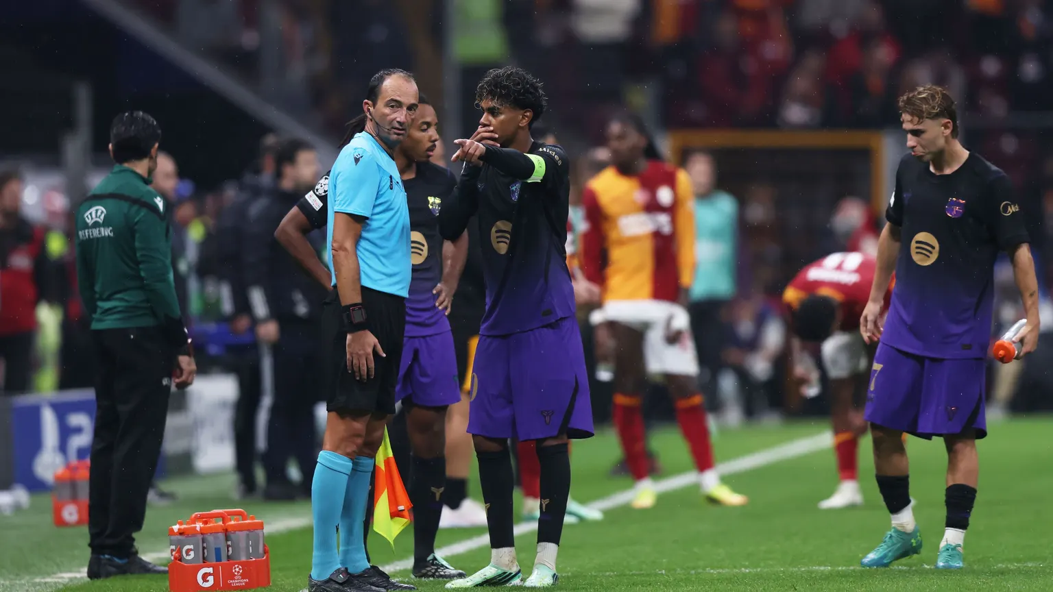 صورة مرافقة للخبر: رغم أفضلية ريال مدريد.. برشلونة لم يغادر السباق على جوهرة اليونايتد