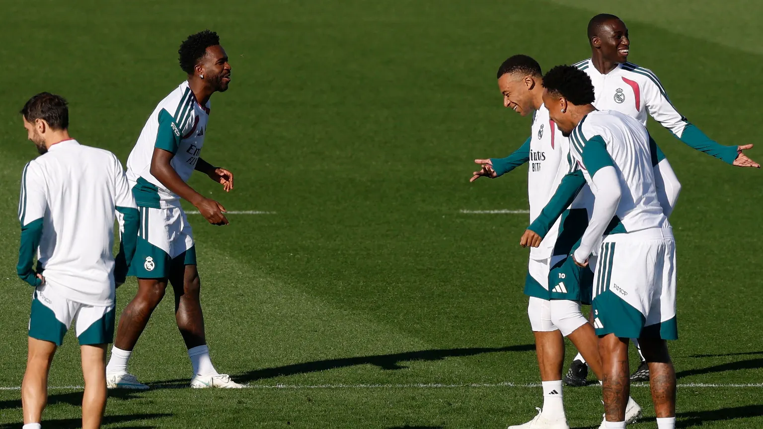 صورة مرافقة للخبر: كلاب مسعورة بلا تطعيم.. نجم ريال مدريد يحاكم بعد اعتداء دموي على قاصر