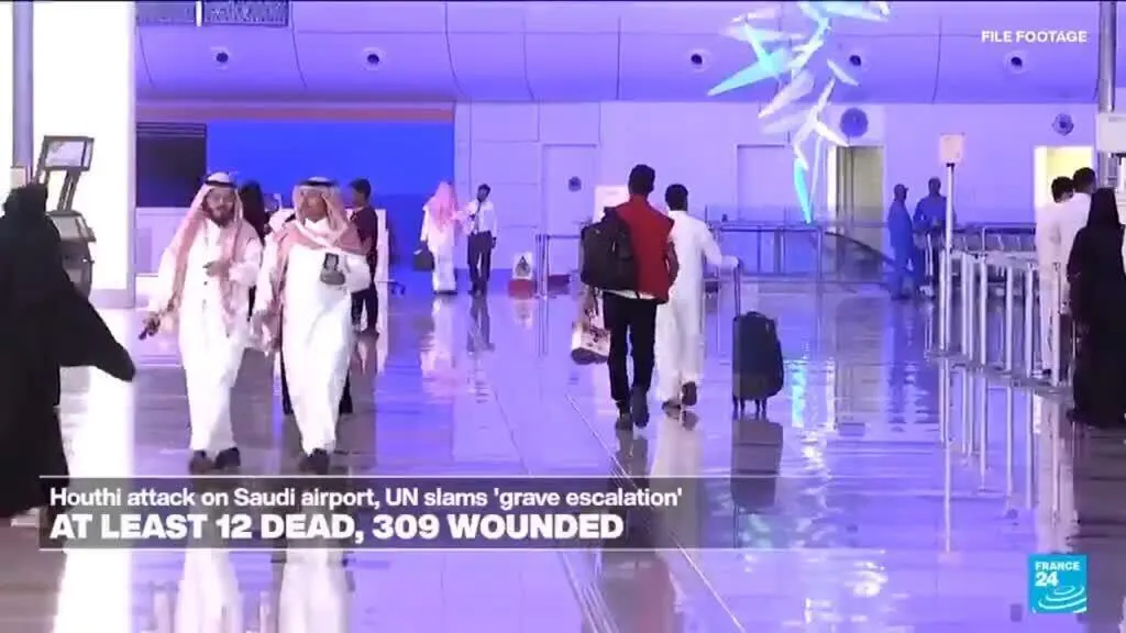 صورة مرافقة للخبر: ضربة على مطار الرياض تقتل 12 وتدفع السعودية إلى التلويح برد "حاسم"