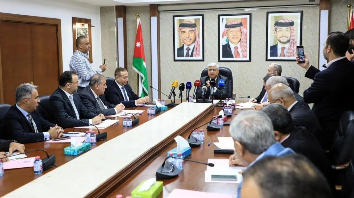 صورة مرافقة للخبر: "البيئة النيابية" تبحث إزالة الأشجار من أرصفة عمّان